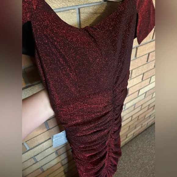 NWT Vince Camuto Women's Off-The-Shoulder Ruched Gown Shimmer Red Size 6 - Picture 7 of 7